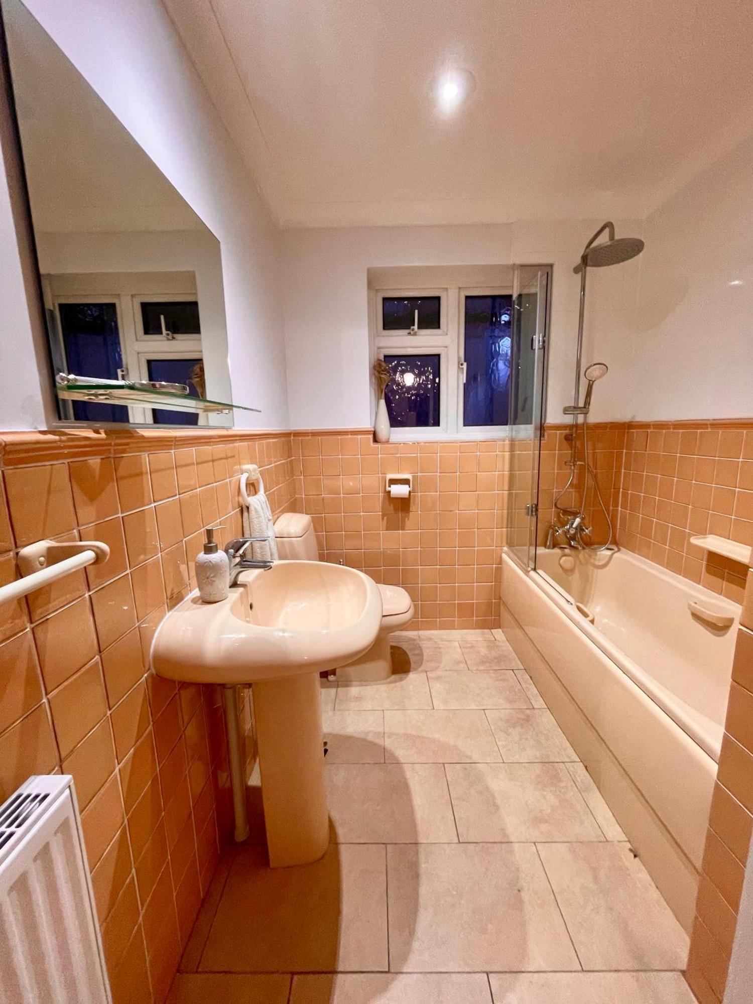 Charming Bournemouth House With Beautiful Spacious Gardens, 5 Min Drive To Beaches, Free Parking For 2-3 Cars Exterior foto